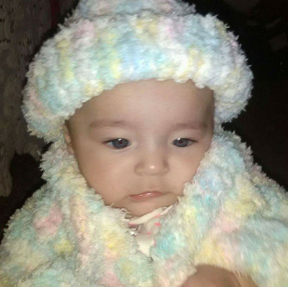 Baby sweater and matching hat - hand knitted. - Picture 2 of 4